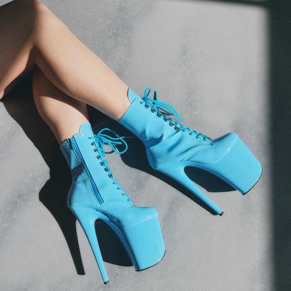 Lak pumps rood met hoge hak, ronde neus en plateau Lak pumps rood met hoge hak, ronde neus en plateau